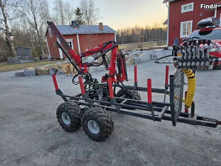 Säljes Skogsvagn med kran