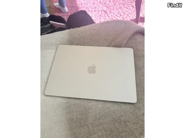 Myydään Macbook air 16 GT RAM ja hiiri