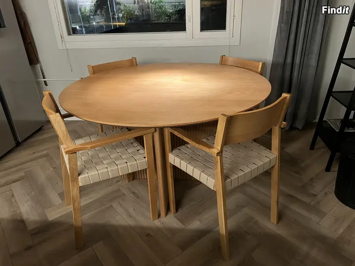 Säljes Runt köksbord + 4 stolar