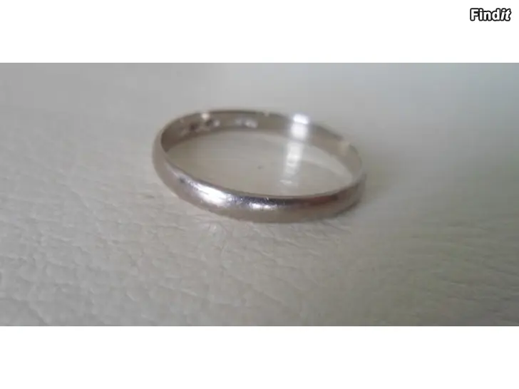 Myydään Silvan valkokultainen sormus 14K koko 19,5-20