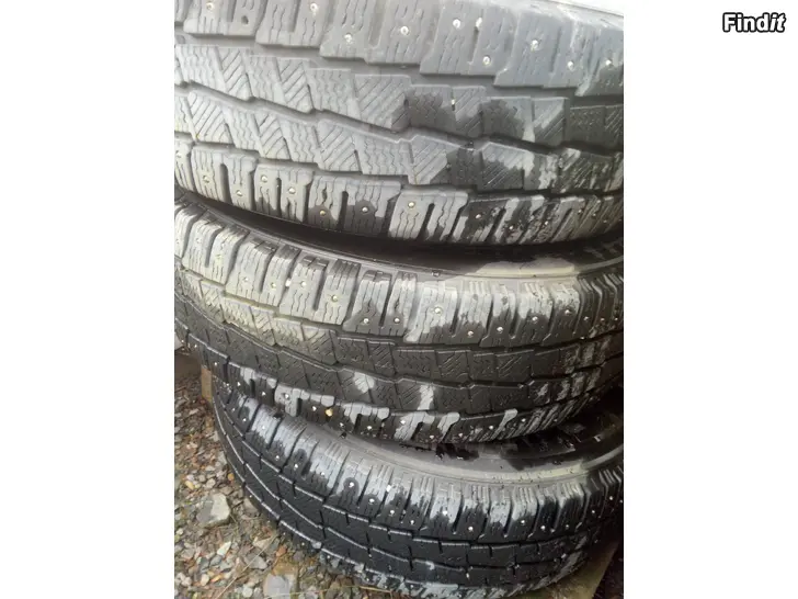Säljes Kevyt kuorma-auton nastarenkaat 225/75R16C