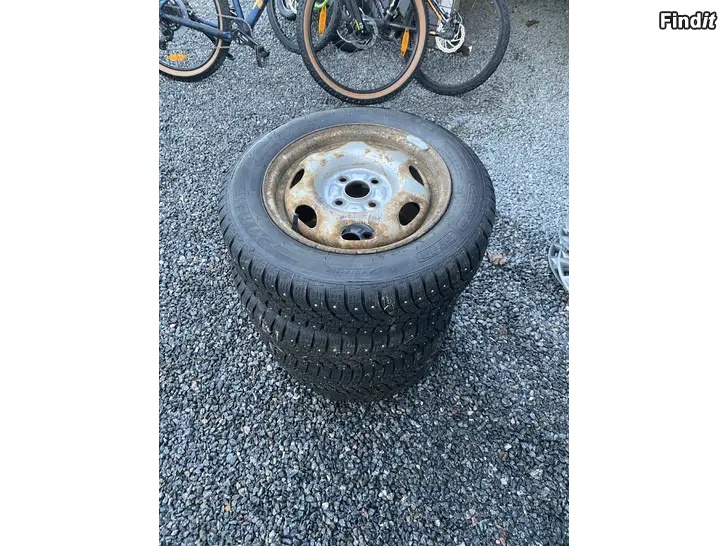 Myydään Plåtfälgar med vinterdäck