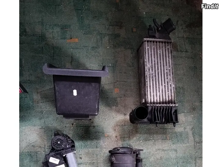 Myydään Välijäähdytin takakonttiin laatikko