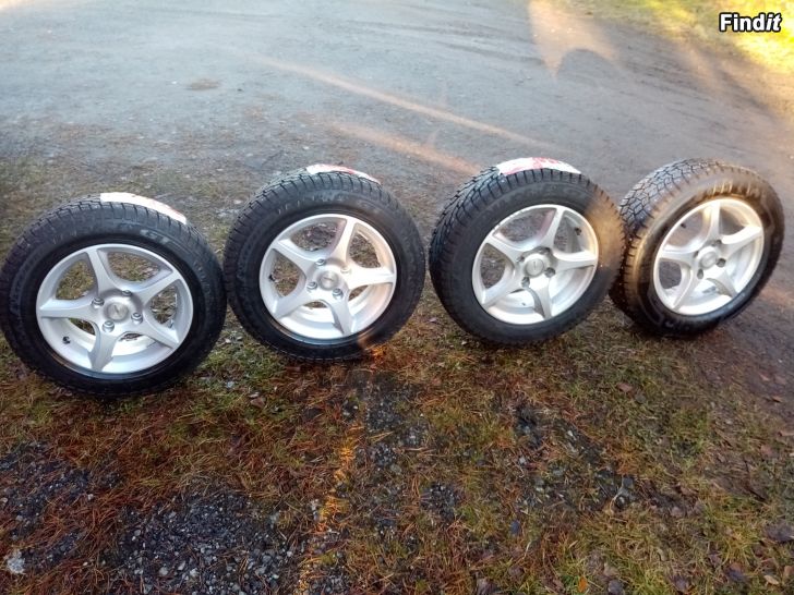 Myydään Ford Fiesta Talvirenkaat