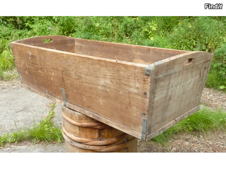 Myydään Iso puinen kaukalo
