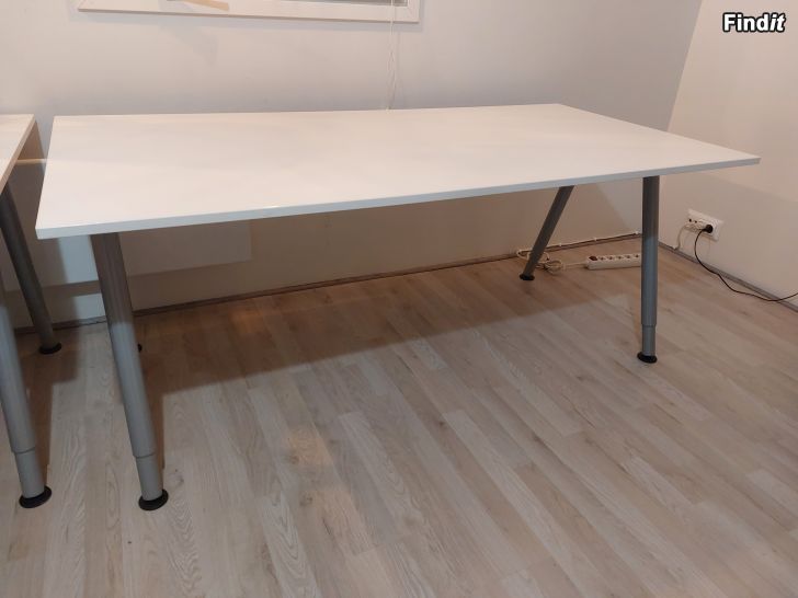Säljes Ikea Thyge skrivbord 160x80