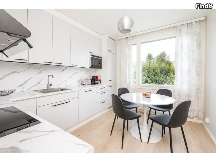 Vuokrataan Tyylikäs, valoisa 77 m2 kolmio + 6 m pitkä, lasitettu parveke. Pyhän Eskilinkatu 11 Kaskinen