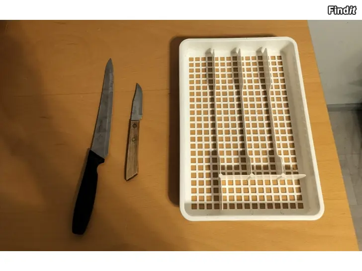 Myydään Pikkuveitsi leipäveitsi Fiskars aterialaatikko