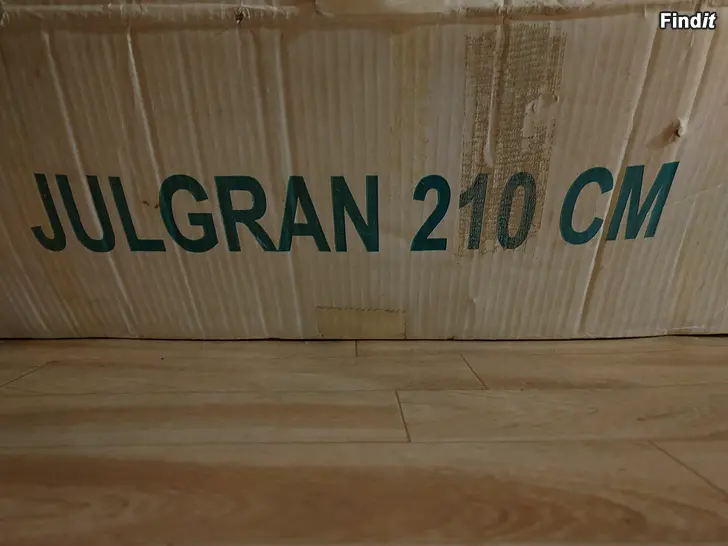 Säljes Julgran med belysning och dekoration