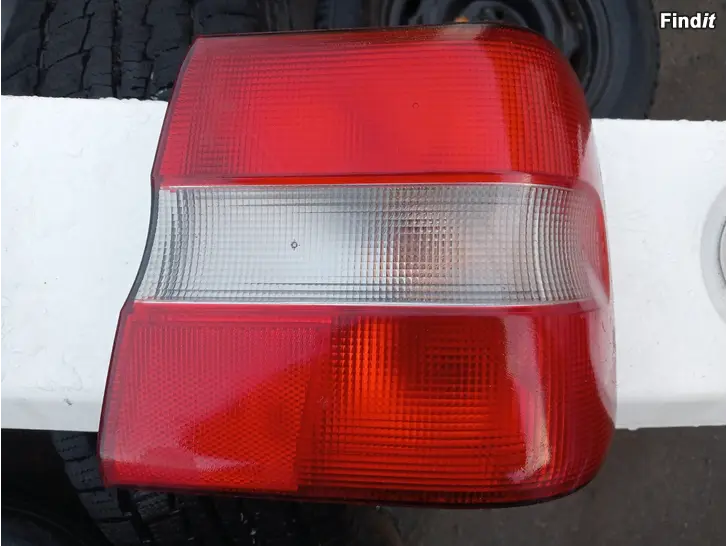 Myydään Volvo S70 1998 oikea takavalo