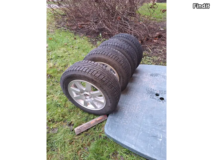 Myydään Hyvät kitkarenkaat nokian nordman rs2 fordin alumiinivanteilla