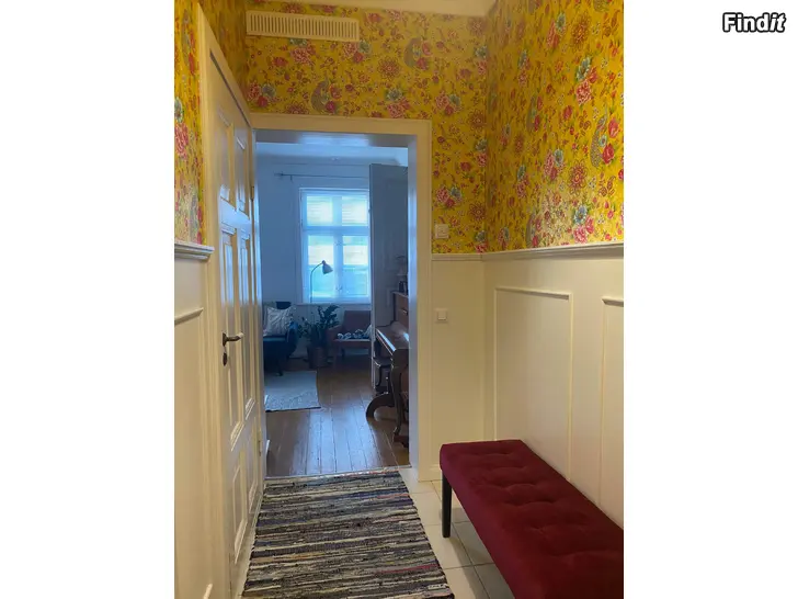 Säljes LJUS OCH STÄMNINGSFULL TRÄHUSTVÅA I VÖRÅSTAN