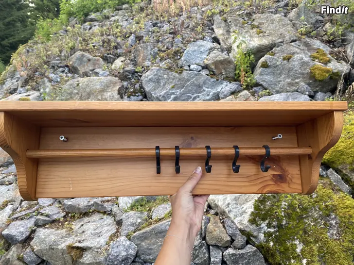 Säljes Hylla med krokar