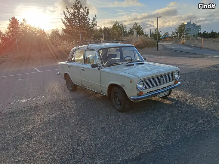 Myydään Lada 1200 L -86 beige ja Lada 1200 -80 keltainen