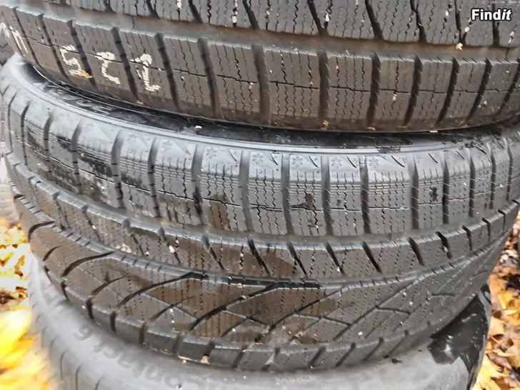 Myydään 225/40 R19 Roadx Rxfrest