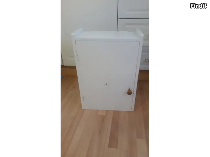 Myydään Puukaappi 36 x 51 x 19cm -hinta 5e