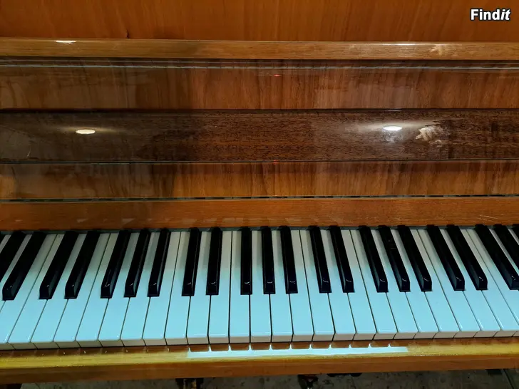 Säljes Malmsjö piano mycket vackert utan skråmor