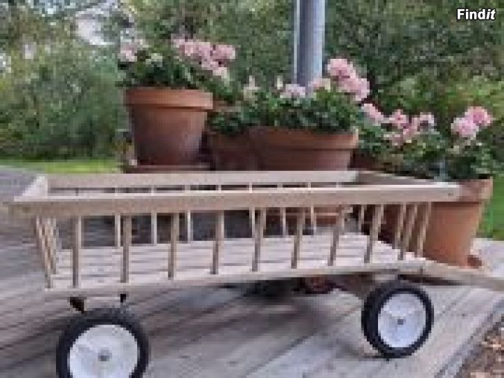 Säljes Träskrinda för barn, klassisk transportmedel för utfärder, Västervik Vasa