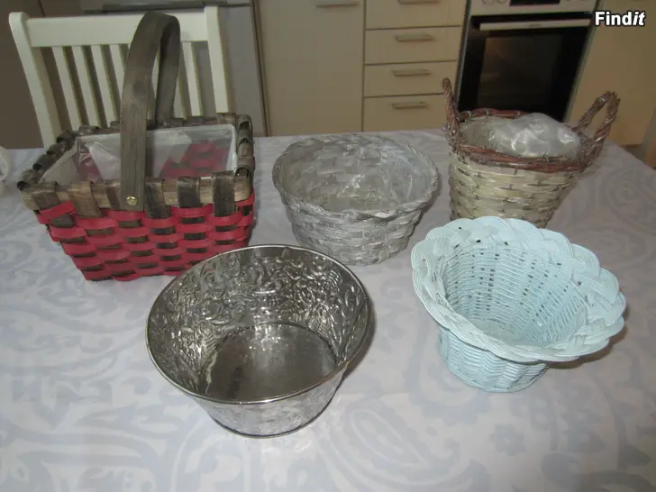 Myydään Joulukukka istutuksille koreja