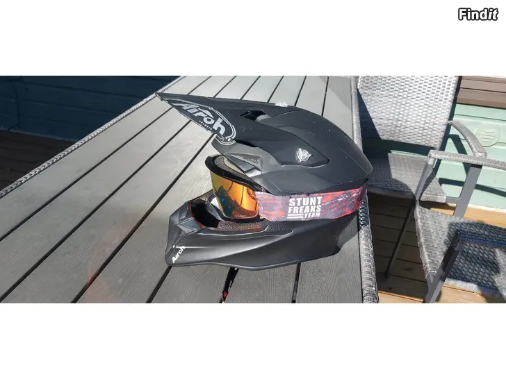Myydään Moped hjälm .Märke Airoh