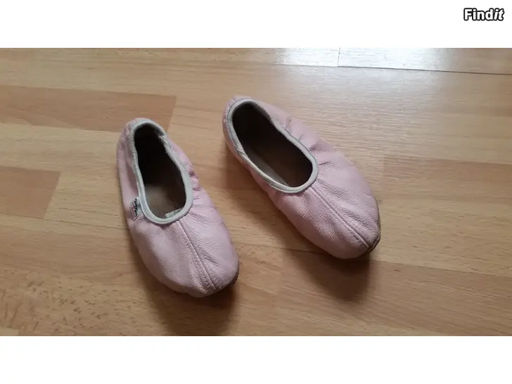 Myydään Hip Hop lasten nahkatossut vaaleanpunainen koko 30/31  -hinta 4e