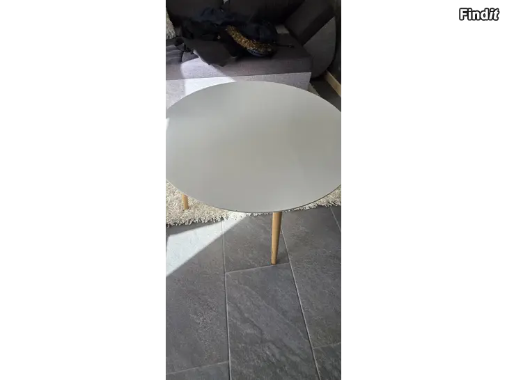 Säljes Runt soffbord  vitt med träben