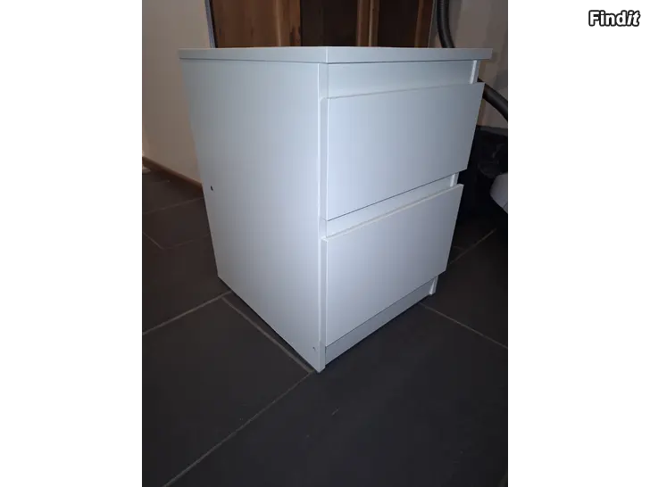 Myydään Ikea malm yöpöytä
