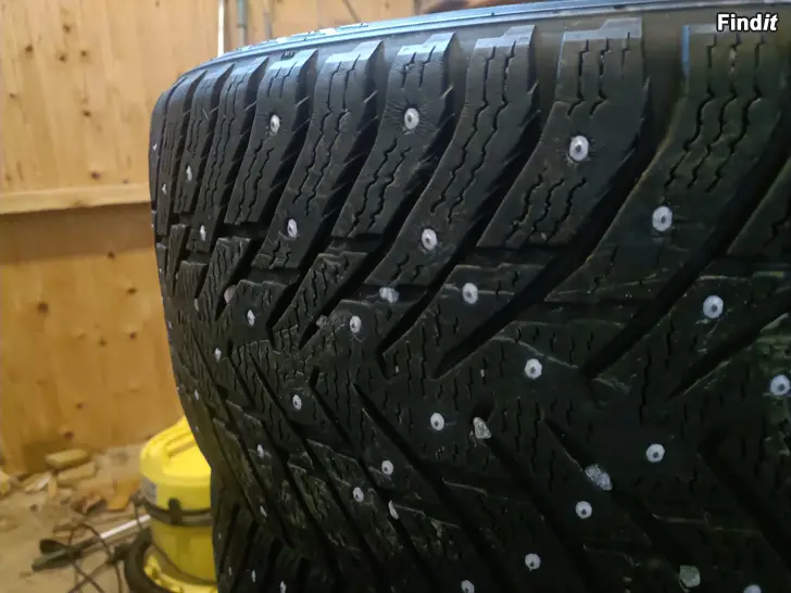 Myydään Nokian Hakkapeliitta 8 XL nastat 245/45R18