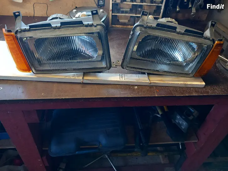 Myydään Volvo 340 etuvalot ja kulmavikut