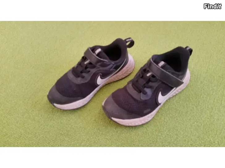 Myydään Nike Revolution mustat lasten kengät koko 28 -hinta 6e