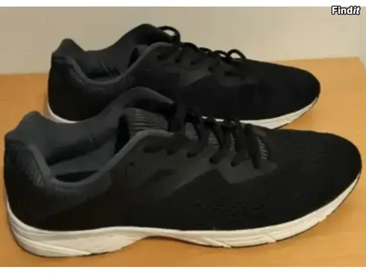 Myydään Miesten juoksukengät cooper