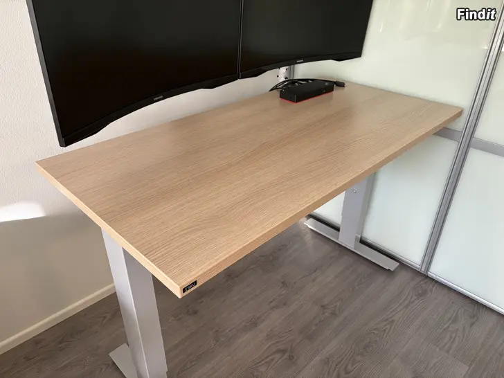Säljes Isku skrivbord 60x120cm manuellt justerbar höjd