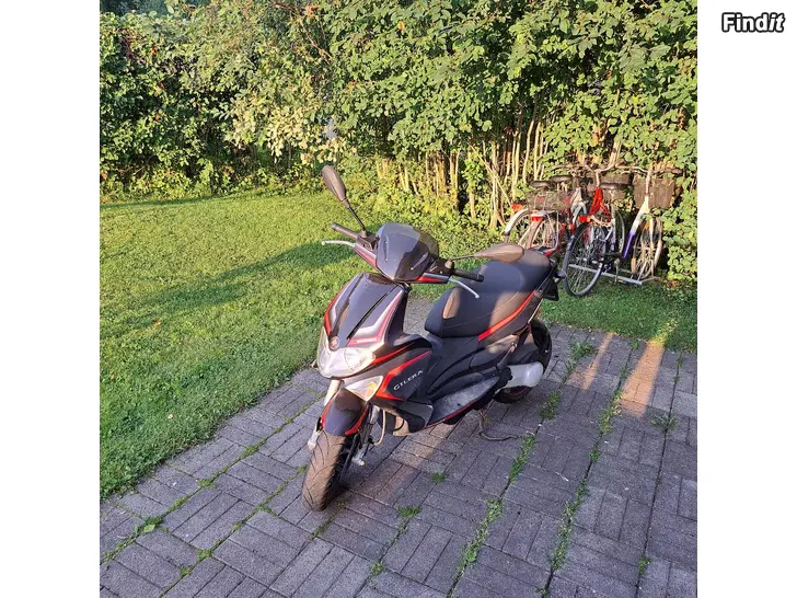 Myydään SIISTI GILERA SPORTTI RUNNER PJ 50 KAHDEN ISTUTTAVA SKOOTTERI