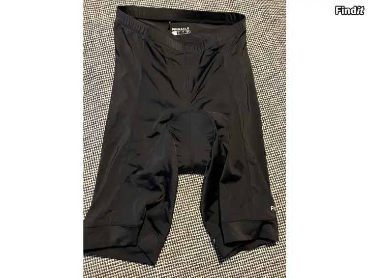 Myydään UUDET pyöräilyshortsit, pehmustetut, Pinnacle, Koko L