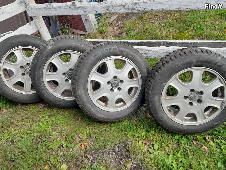 Myydään Talvirengas sarja aluvanteilla Volvo V70