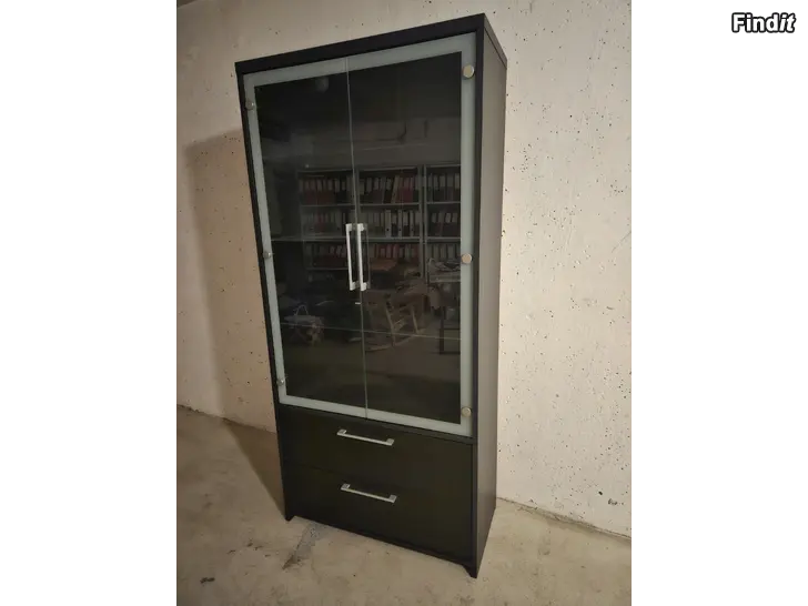 Myydään Vitriinikaappi / vitrinskåp