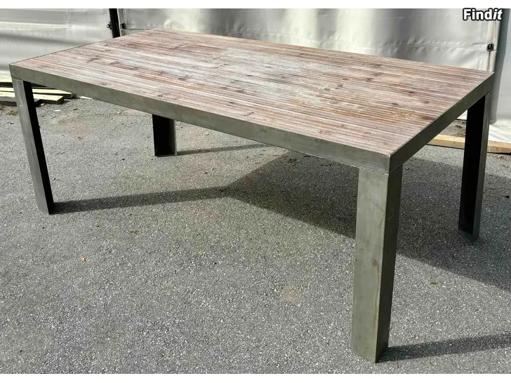Säljes Bord av trä och metall