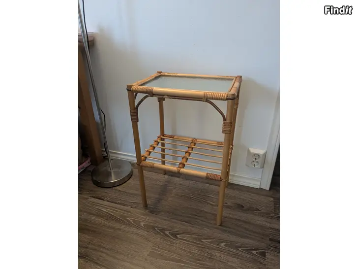 Säljes Litet rottingbord. Rottinkipöytä