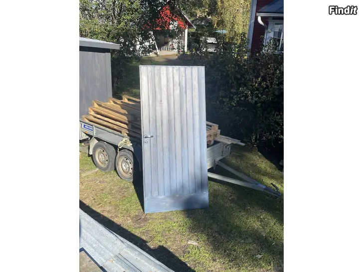 Säljes Byggdörr med karm