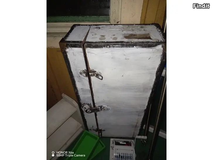 Säljes Wanhaa puinen matka-arkku