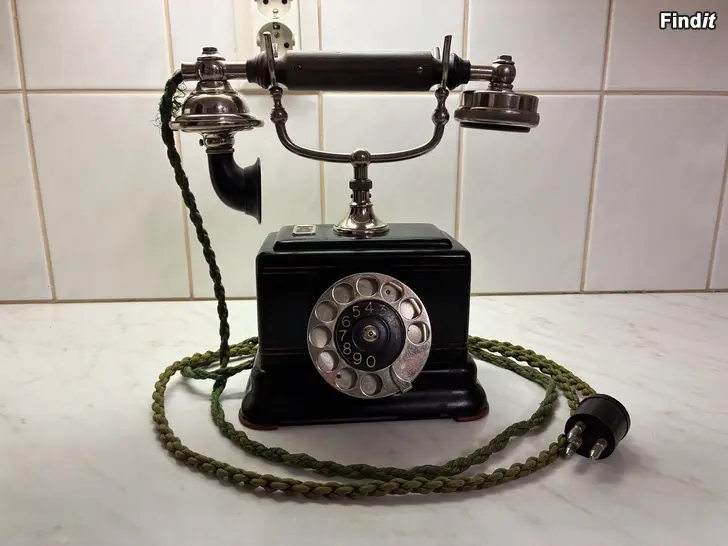 Säljes Gammal L.M. Ericsson telefon