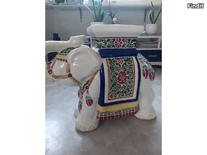 Säljes Porslins elefant
