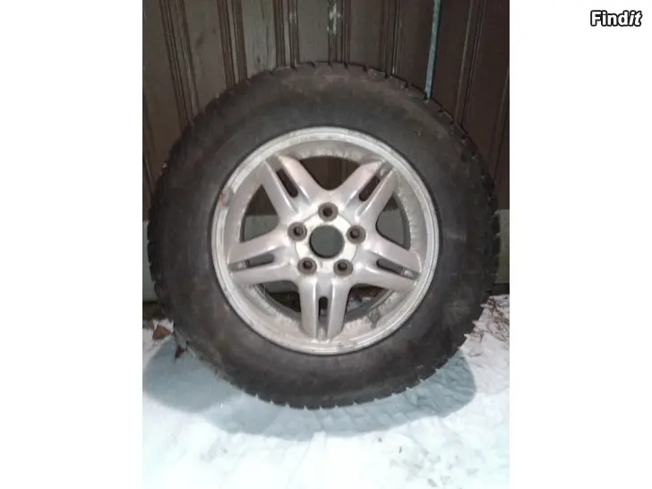 Myydään Honda CR-V Nastarenkaat vanteilla