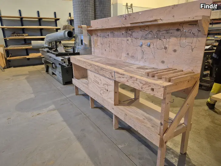 Säljes Stadigt arbetsbord / arbetsbänk i trä