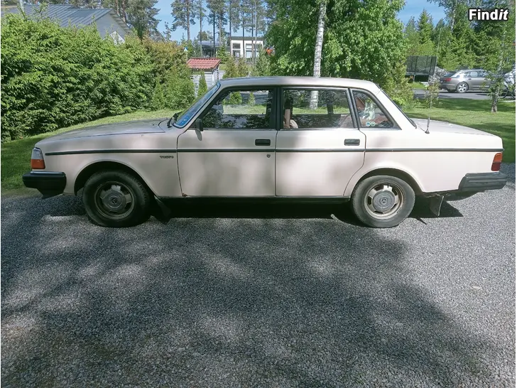 Säljes Volvo 240 1983 ajettu vain 71 tkm