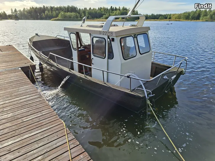 Säljes Träbåt med akterhytt