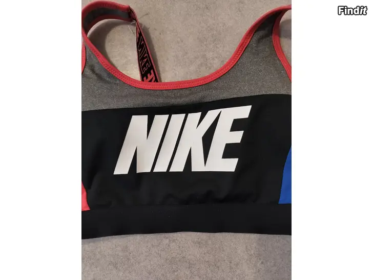 Myydään Nike urheiluliivit