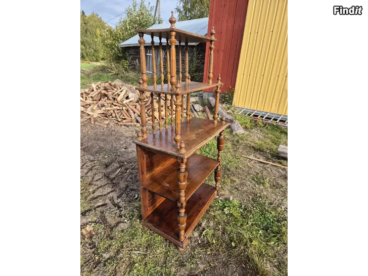 Säljes Gammal svarvad hylla