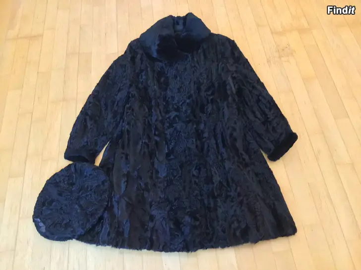 Säljes Päls med tillhörande huvubonad