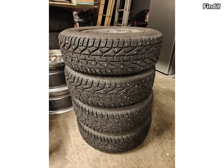 Säljes Talvirenkaat 195/65/15 sekä peltivanteet 5x100